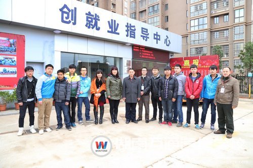 即將步入崗位的學(xué)子們與校領(lǐng)導(dǎo)和班主任合影留念