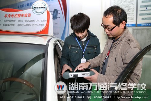 費(fèi)楠對(duì)汽修很有興趣