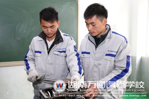 蔣林軍與堂弟蔣胡華在學(xué)習(xí)上互幫互助