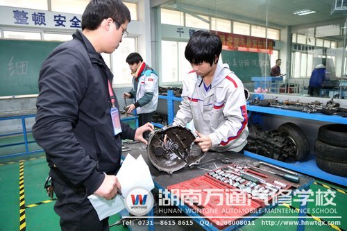 湖南萬(wàn)通在學(xué)生學(xué)完各個(gè)模塊后，都會(huì)舉行結(jié)課考試