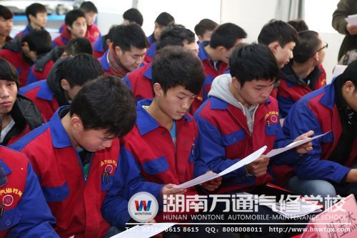 學子們認真閱讀長沙瑞寶企業(yè)手冊