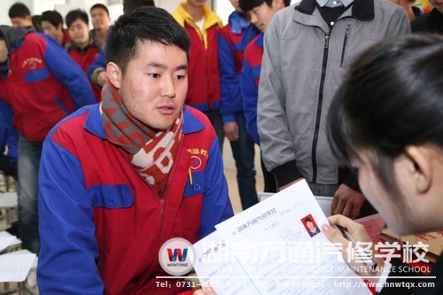 優(yōu)秀的萬通學子正在接受企業(yè)單位面試