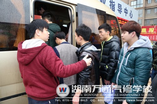 &rdquo;上車了，班主任珍重&ldquo;