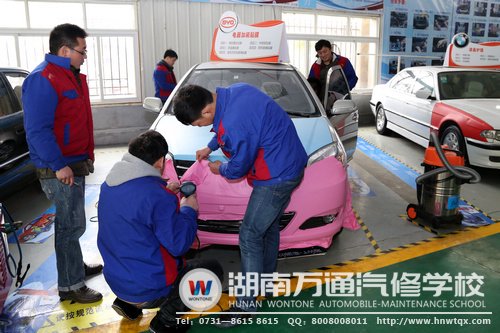 學(xué)生一起動手，讓車輛&ldquo;換裝&rdquo;