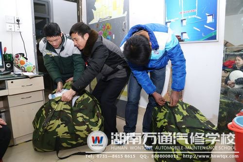 親力親為，班主任與新生同在