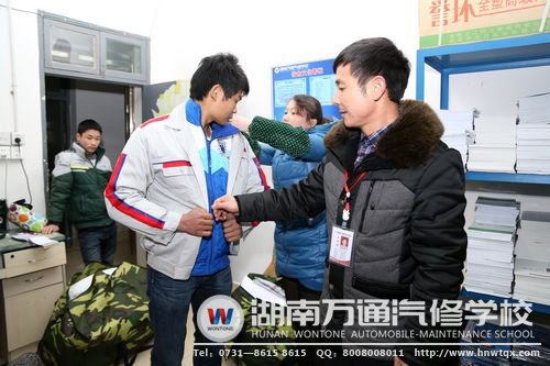 班主任仔細(xì)給新生整理穿著