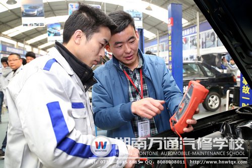 實(shí)訓(xùn)課上，老師很耐心的指導(dǎo)黃良華