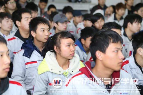 新生們認真聽講