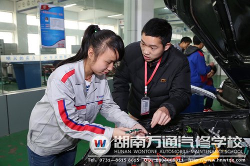 李蓉正在了解汽車部件構(gòu)造