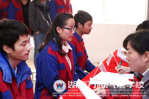 學汽修的女生，面試很從容