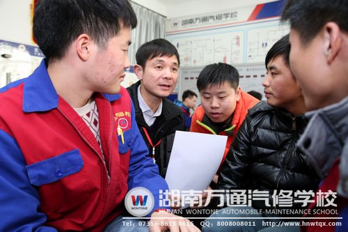 班主任與學子們交流，傳授面試技巧