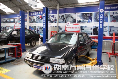 同學(xué)們將在老師的指導(dǎo)下，將這輛桑塔納3000改裝成紅色法拉利