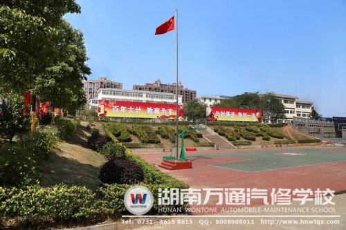 校園的天空，藍的耀眼！