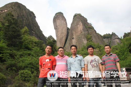 湖南萬通的老師們?cè)趰~山偶遇畢業(yè)學(xué)子（左一、左三）