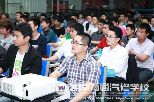 來(lái)自各大汽車企業(yè)的技術(shù)人員認(rèn)真聽講