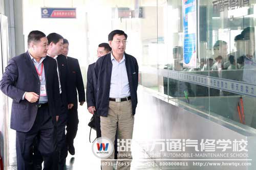 中共湖南省社會(huì)組織工作委員會(huì)副書記、省社會(huì)組織黨的群眾路線教育實(shí)踐活動(dòng)領(lǐng)導(dǎo)小組副組長、湖南省民政廳李勁夫副廳長（右一）參觀湖南萬通汽修學(xué)校