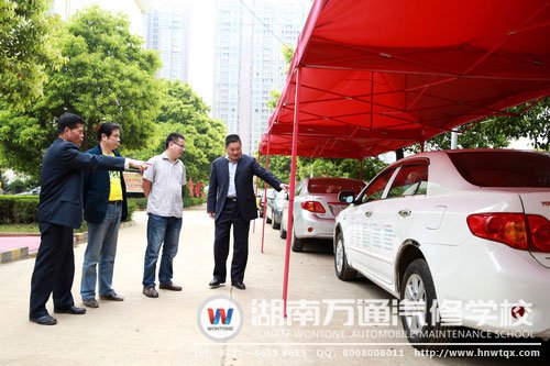 長沙市人力資源社會保障局職業(yè)能力建設處袁處長一行參觀湖南萬通汽修學校