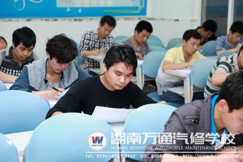 理論考場上，考生下筆如有神