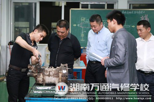 實操考場，考生的規(guī)范操作得到了領導們的認可