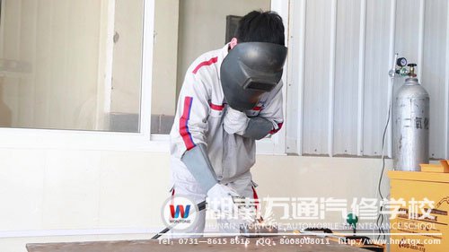 萬(wàn)意負(fù)責(zé)改裝中的鈑金模塊