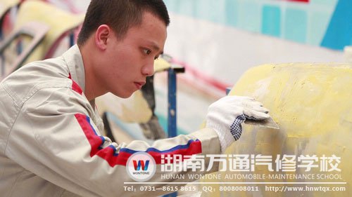 鄧偉華在改裝中一絲不茍