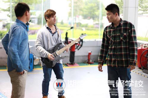 吉他手登場！