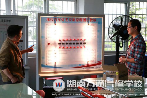 學(xué)校還根據(jù)市場上汽車工藝的改進(jìn)，不斷探索新的教學(xué)道路
