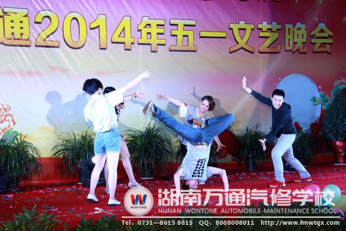 男生女生共同演繹《舞彩繽紛》