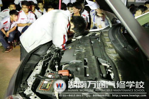 學(xué)歷組的選手打響燈光競技的頭炮