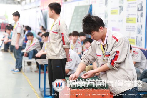 職業(yè)化校園建設(shè)活動中，學(xué)校以企業(yè)標準規(guī)范學(xué)生實訓(xùn)