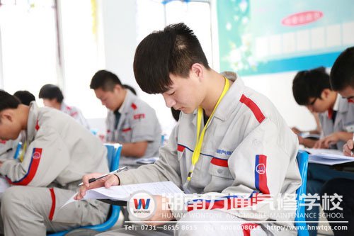 理論考場(chǎng)，學(xué)子認(rèn)真思考作答