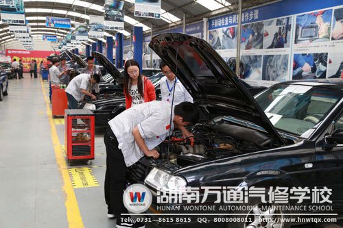 國(guó)家考評(píng)員與職業(yè)技能鑒定所的考務(wù)老師在現(xiàn)場(chǎng)視察