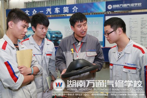 廖志強(qiáng)（右一）與同學(xué)們一起，在老師的指導(dǎo)下準(zhǔn)備實(shí)訓(xùn)