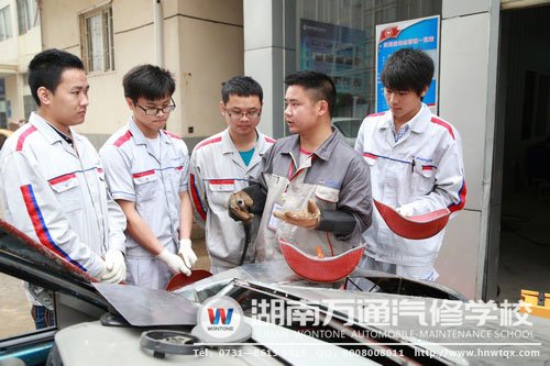 法拉利跑車已至尾聲，指導老師給了同學們很大支持