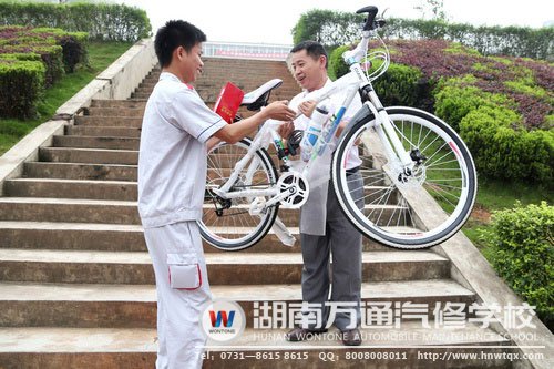 胡志銘同學獲得了由長沙威固汽車公司贊助的山地自行車