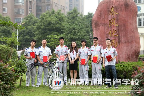 六位獲獎同學與老師合影