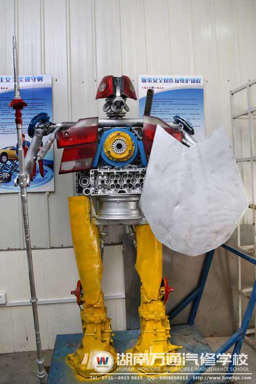 汽車機器人身高兩米二，很霸氣有木有？