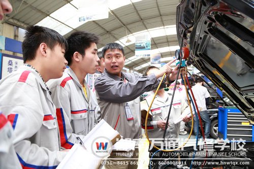 湖南萬通汽修學校同學們認真聽老師授課