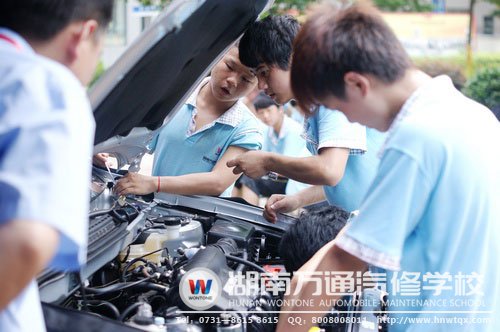 學(xué)生們在課堂上進行實際操作