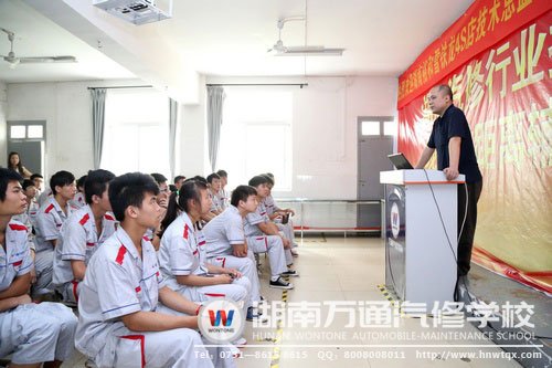 湖南裕和4S店技術(shù)總監(jiān)文博與萬(wàn)通學(xué)子授課中