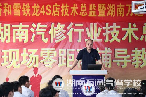 文總監(jiān)以個(gè)人經(jīng)歷為學(xué)生解說(shuō)汽修知識(shí)