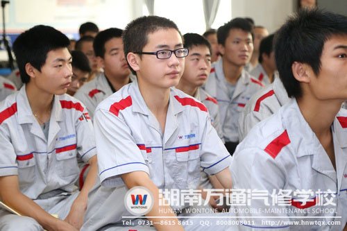 正在認(rèn)真聽(tīng)課的萬(wàn)通學(xué)子們