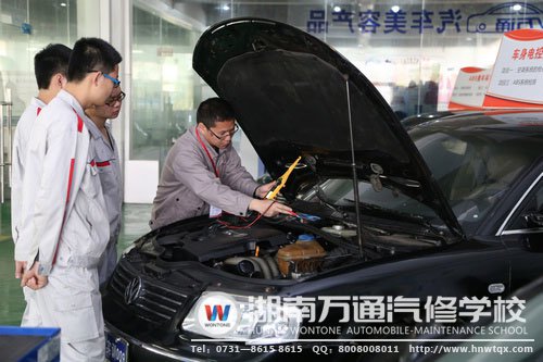 萬通的老師正在進(jìn)行實(shí)訓(xùn)指導(dǎo)