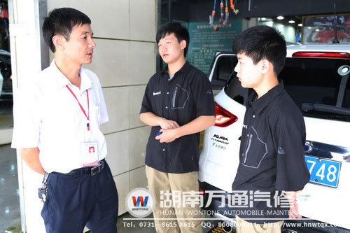 班主任韓老師與學(xué)生溝通，尋問工作近況、鼓勵學(xué)生認真工作