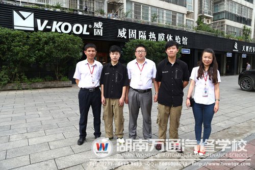 本次回訪老師與學(xué)子合影留念