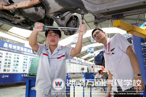 尹運軍在老師的指導(dǎo)下進(jìn)行實踐操作