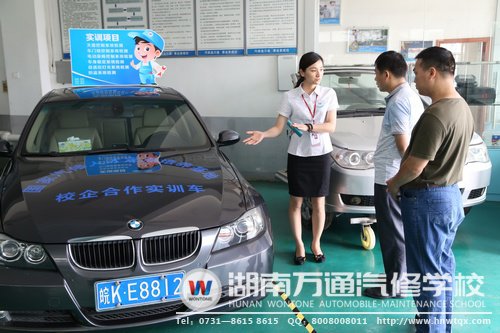 職業(yè)規(guī)劃師帶學生家長參觀教學設備 