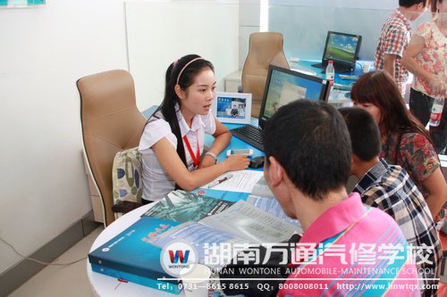  報名現(xiàn)場：為學生及家長詳細介紹學校專業(yè)設置