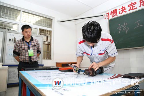 正在認(rèn)真考試的萬(wàn)通學(xué)子