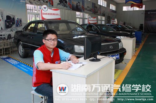 紅馬甲志愿者在實(shí)訓(xùn)室為接待參觀學(xué)校的同學(xué)和家長做準(zhǔn)備工作